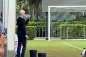 MK体育下载-世俱杯1/8决赛对弗拉门戈！温格现场观看拜仁训练，在场边喝水